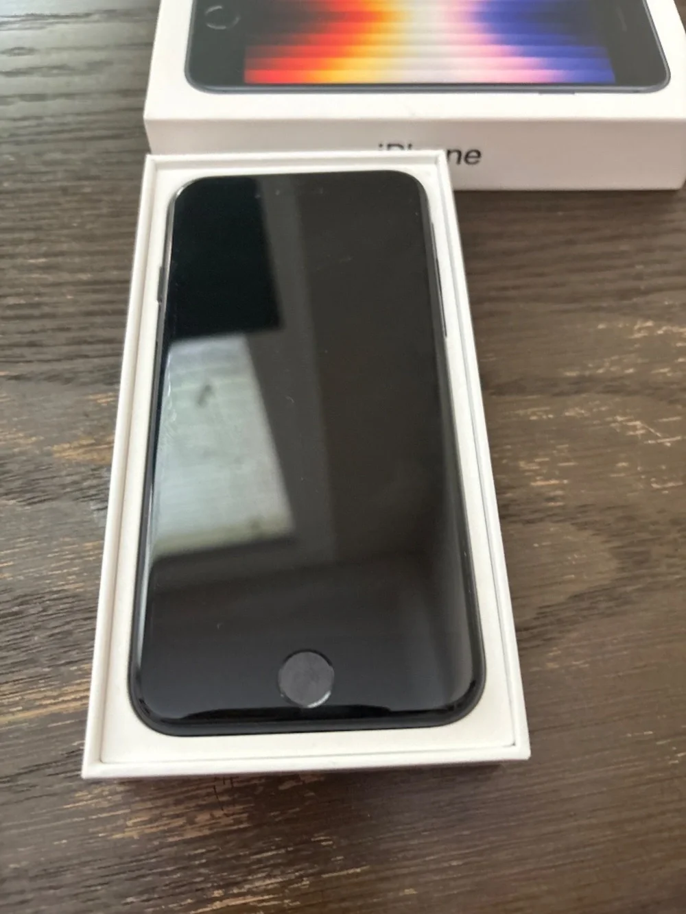 iPhone SE comes with box